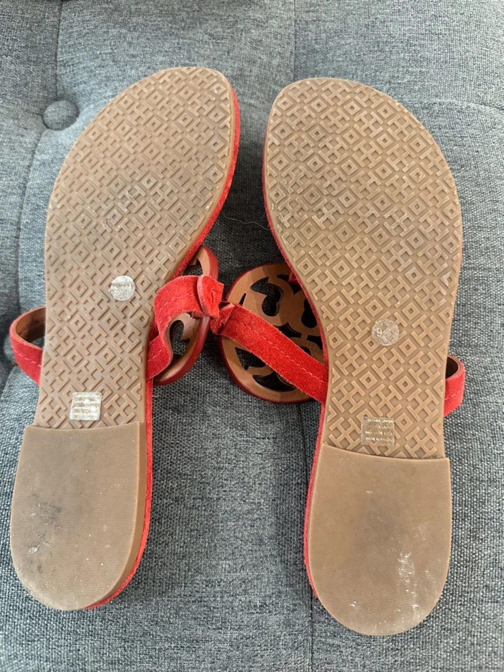 Tory Burch Red Suede Logo Thong Sandals with Gold Emblem - Picture 3 of 3
